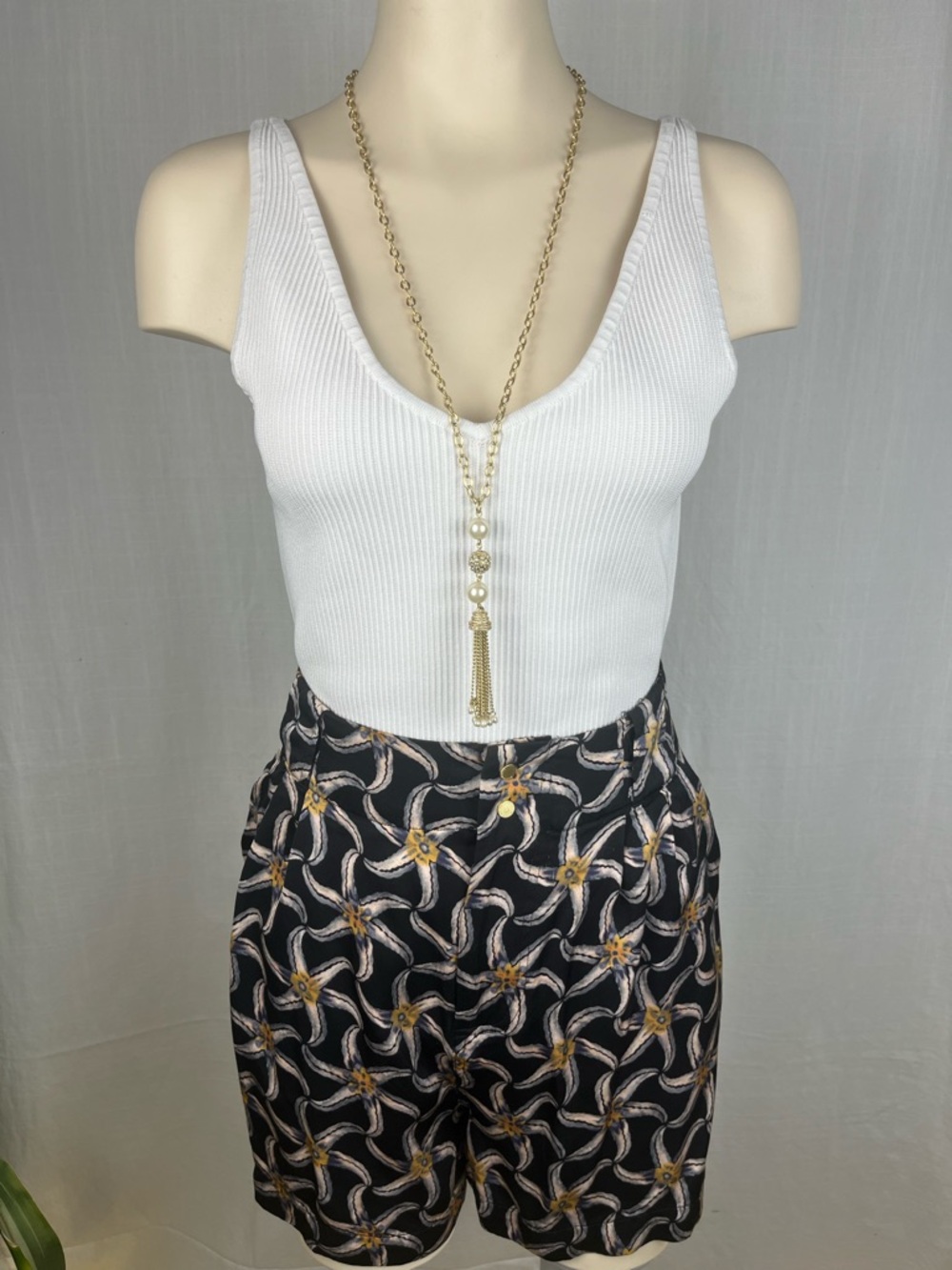 Babaton Ivory sculpt Ribbed V-Neck Crop Tank